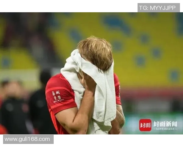 足球明星激烈对抗赛中意外受伤头部流血引发关注与讨论